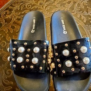 ✌🏼SOLD✌🏼5/$20 Womens slides